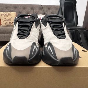 Lightly used Yeezy Boost 700 MNVN Bone